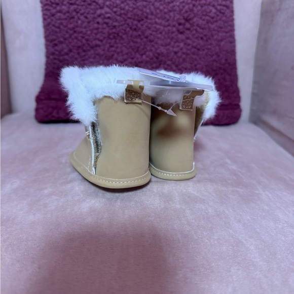 *NWT* 0-3 Month Tan Carter’s Booties - Picture 3 of 6